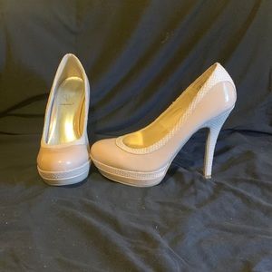 Barely worn, beige pump